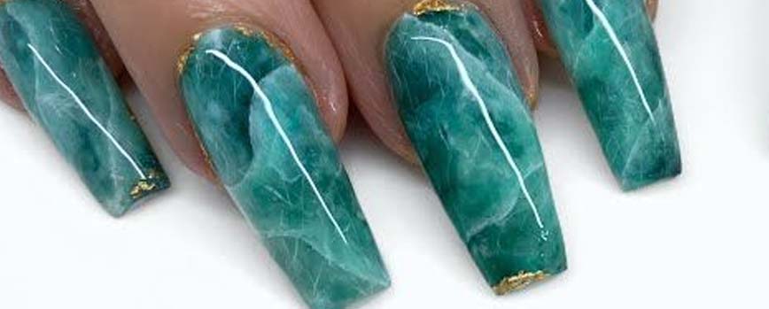Manicura verde tipo jade