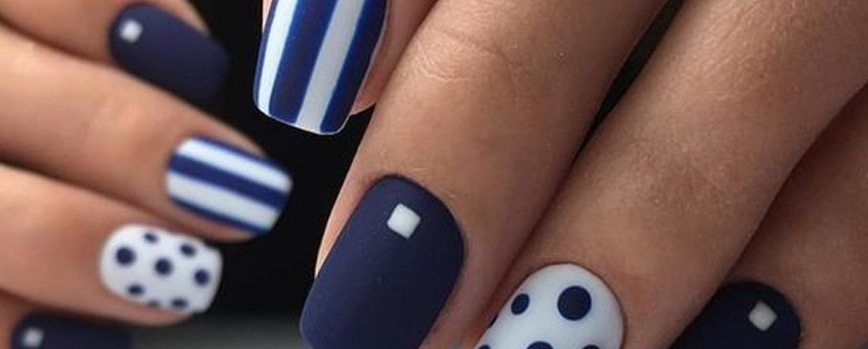 Uñas azul marino y blanco