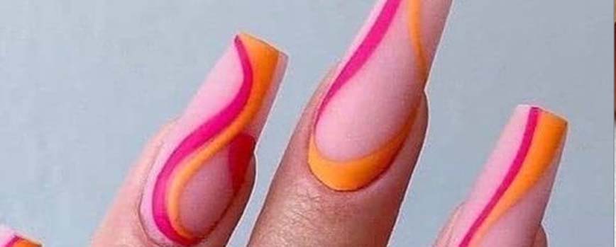 Uñas naranjas y fucsias