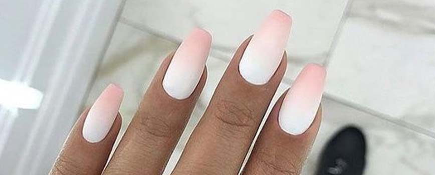 Uñas blancas degradadas en rosa
