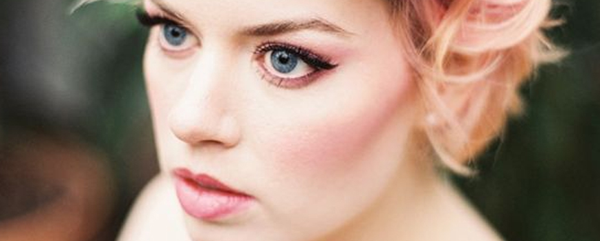 Colorete rosa o melocotón para un efecto buena cara