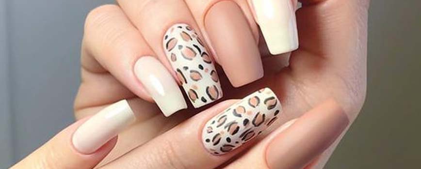 Uñas nude en animal print