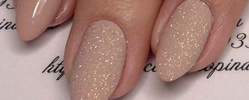 Uñas beige glitter