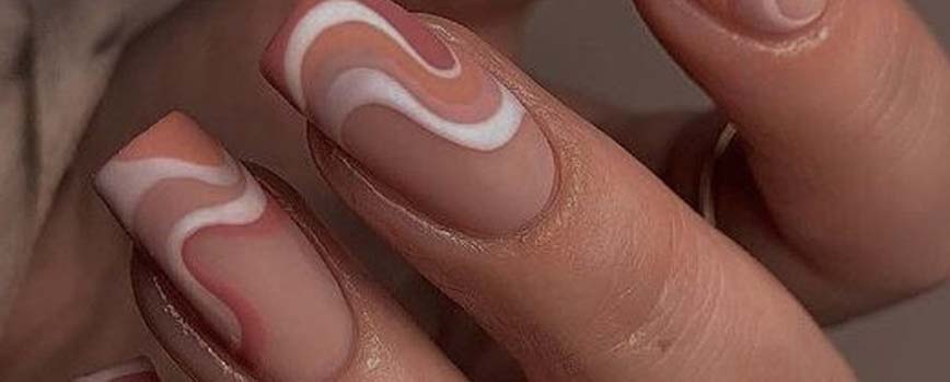 Manicura arcoíris en beige
