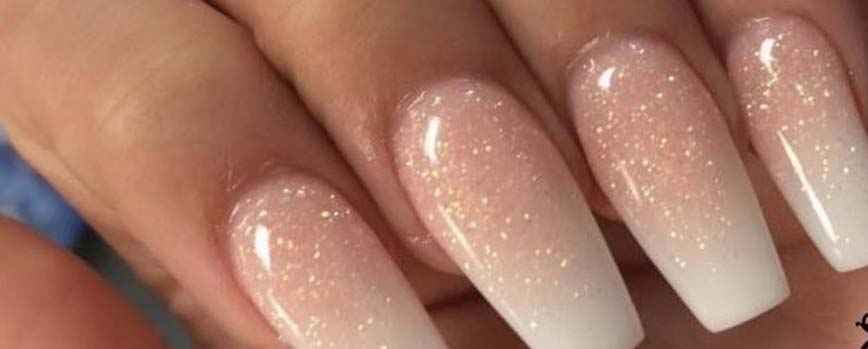 Uñas nude con purpurina