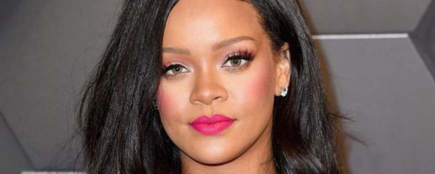 Ojos con eyeliner negro y labios rosas