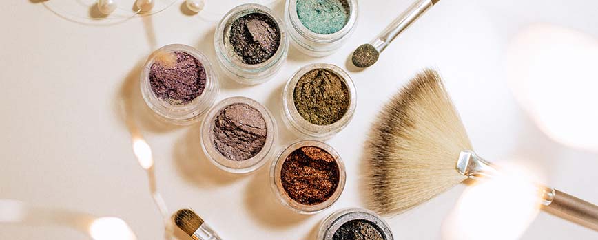 Maquillaje natural para boda de día pinceles