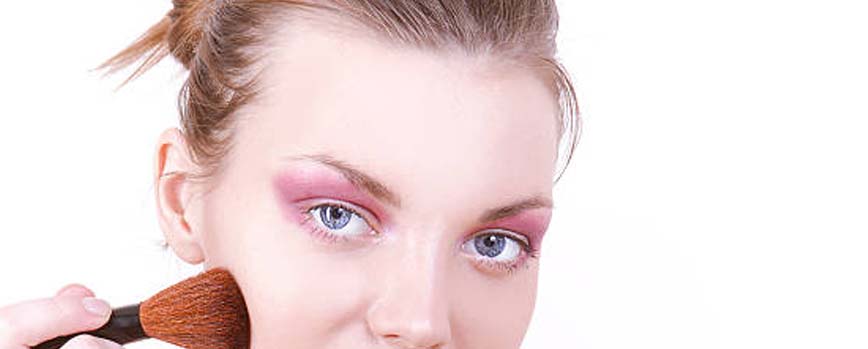 Maquillaje de ojos ahumados en tonos rosas y metalizados