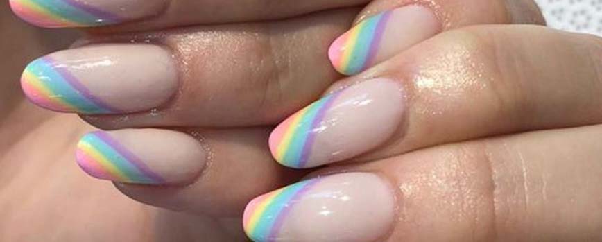Manicura con rayas multicolor