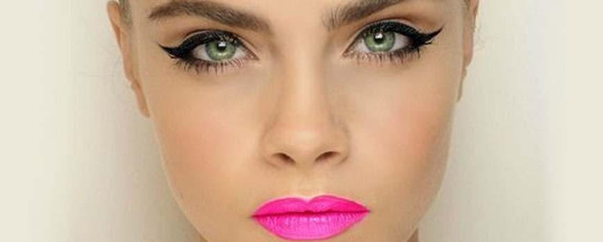 Maquillaje cat eye en negro