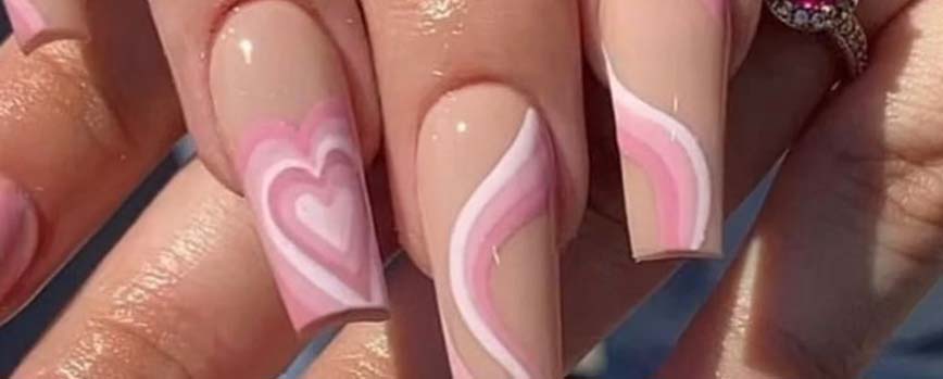 Uñas aesthetic con líneas irregulares
