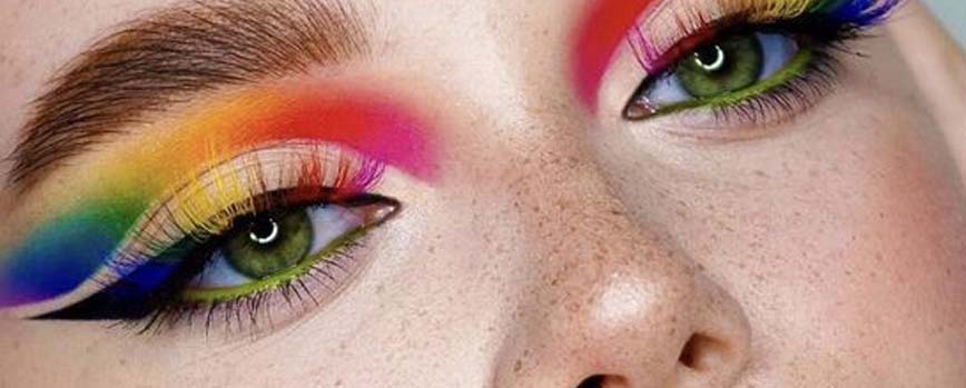 completar el maquillaje arcoíris de ojos con un delineador negro