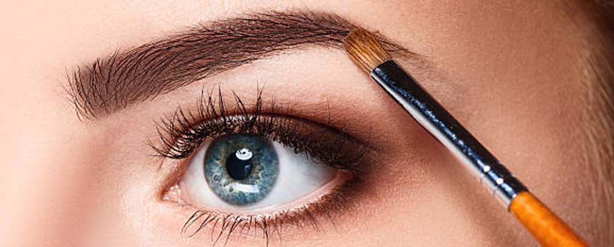 Remarcar las cejas, otro de los pasos del maquillaje pin up en ojos
