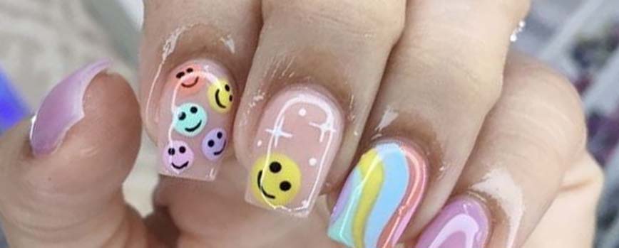 Uñas aesthetic con emoticonos