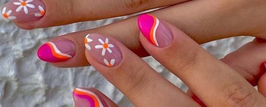 Uñas aesthetic con flores