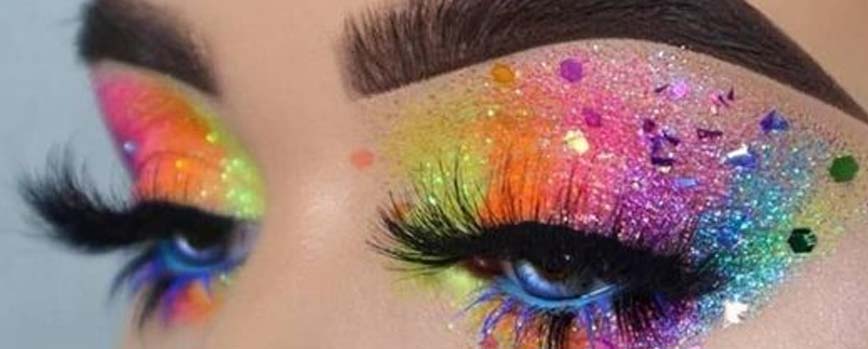 Maquillaje arcoíris y glitter