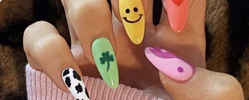 Uñas aesthetic combinando diversos diseños