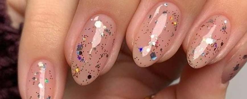Uñas aesthetic con glitter