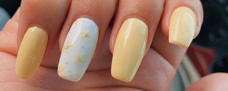 Uñas aesthetic en color amarillo