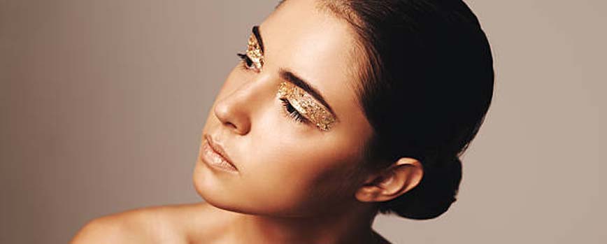 ¿Cómo hacerse un maquillaje de ojos en tonos dorados paso a paso?