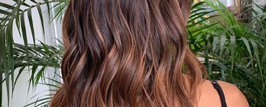 Cabello castaño con mechas color caramelo