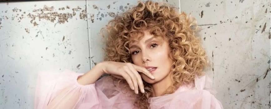 Mechas rubias para pelo rizado