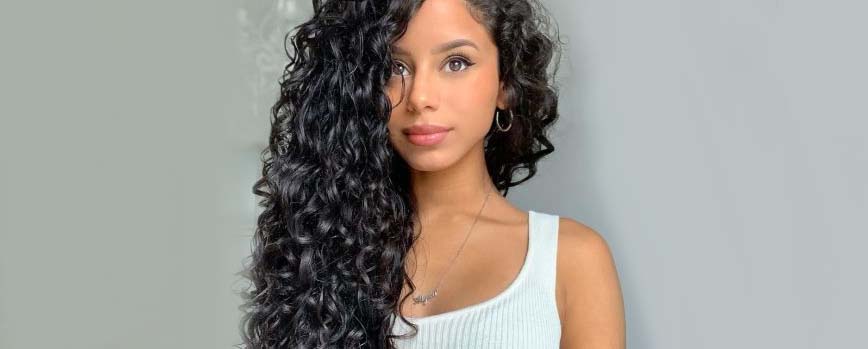 Corte de pelo rizado a capas largas
