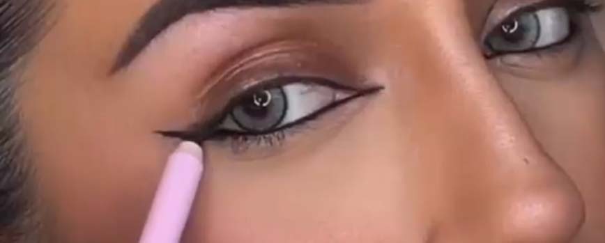 ¿Cómo realizar un eyeliner inverso?