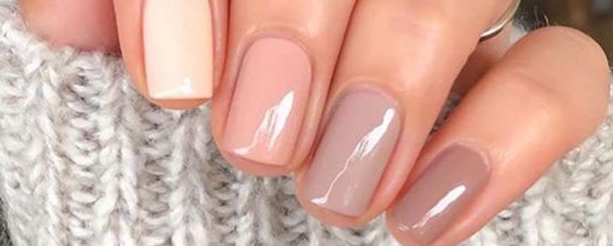 Uñas naturales en tonos nude