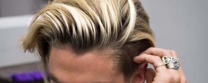Mechas rubias en pelo castaño hombre
