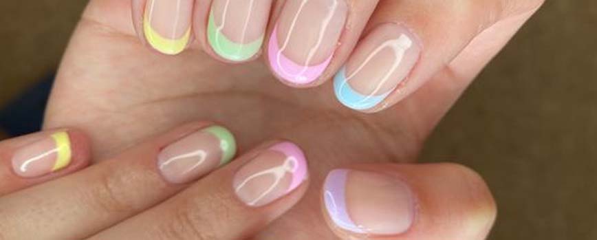 Manicura francesa de colores pastel