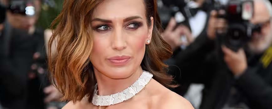 Mechas finas rubias en pelo castaño