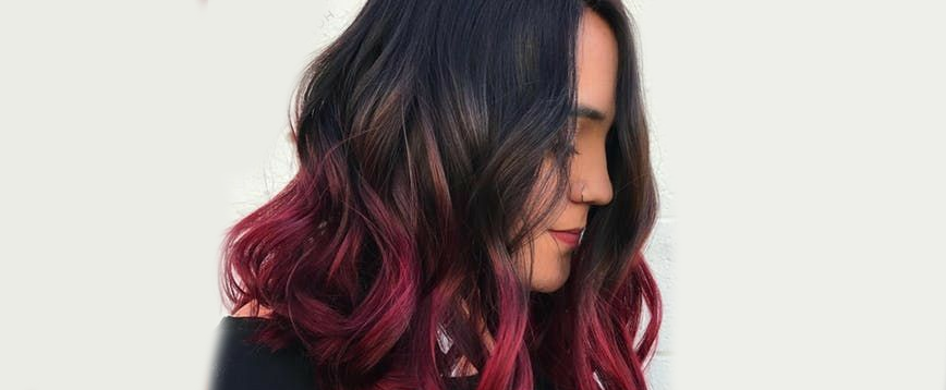 Cabello negro con toques rojos cereza