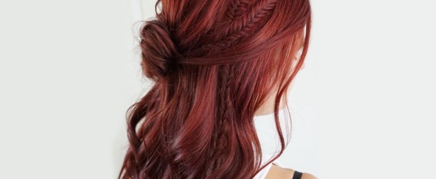 Cabello ombré con tono rojo cereza