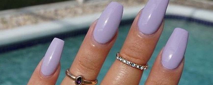 Lila pastel cremoso en las uñas