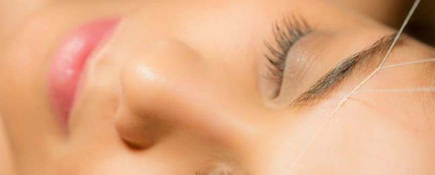 ¿Qué es la depilación de cejas con hilo?
