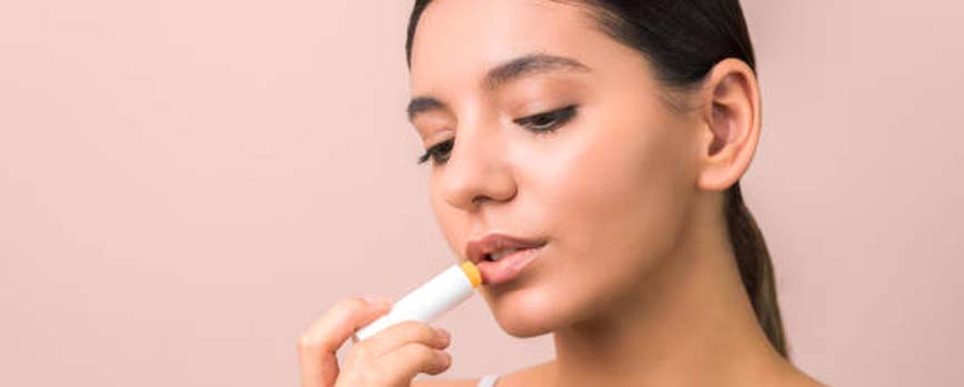 Usa bálsamo labial con la frecuencia adecuada.