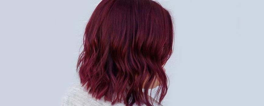 Cabello rojo oscuro corto