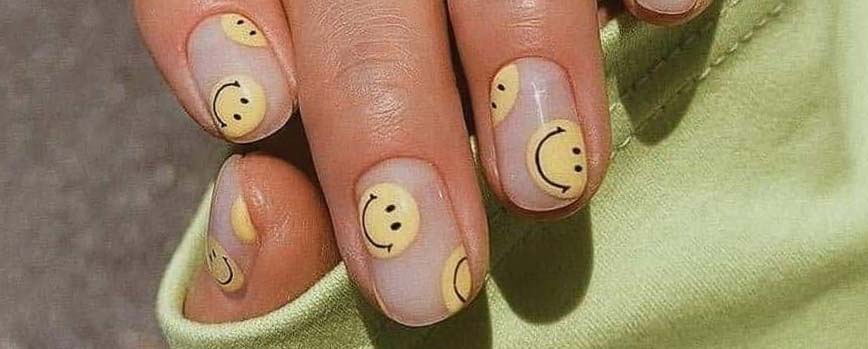 Emoticonos en las uñas en tonos pastel