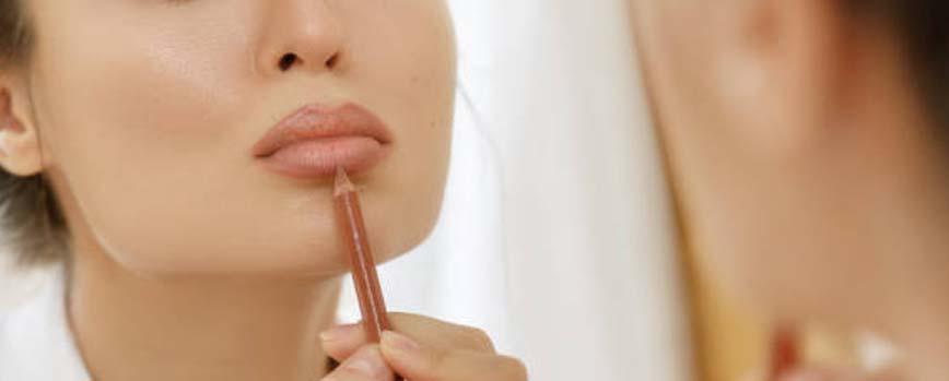 ¿Cómo aumentar los labios con maquillaje?