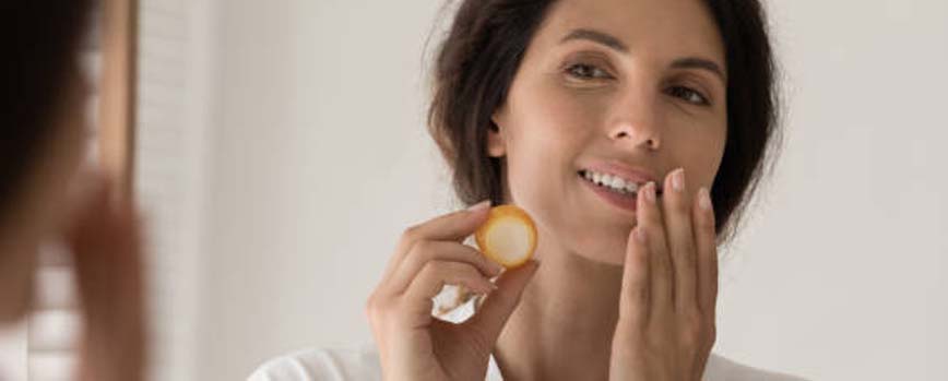 Aplica una mascarilla labial tras exfoliar los labios