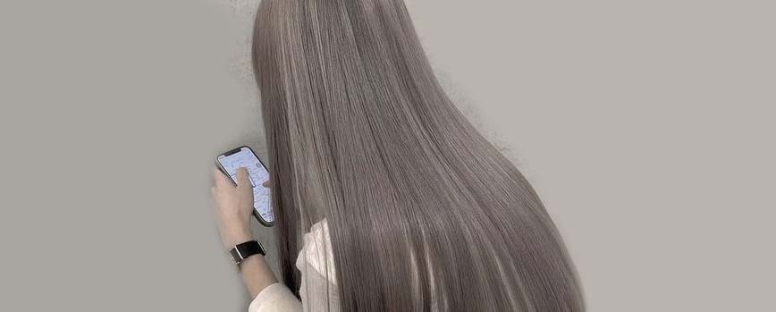 Mechas gris ceniza en cabello oscuro