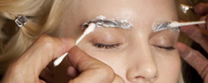 ¿Cómo decolorar las cejas de forma segura en casa?