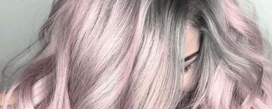 Cabello gris ceniza con tonos rosas