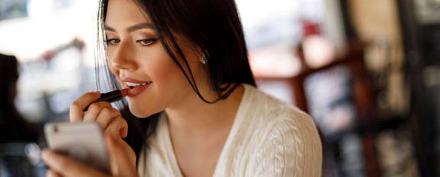 Aplica una mascarilla labial tras exfoliar los labios