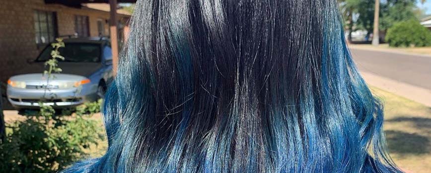 Pelo negro y puntas azules