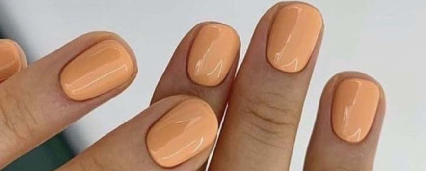 Manicura melocotón para las pieles bronceadas