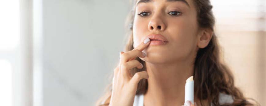 Aplica un primer o prebase en los labios antes de maquillarlos