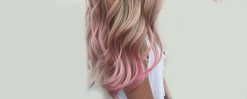 Cabello rubio con mechas rosa pastel