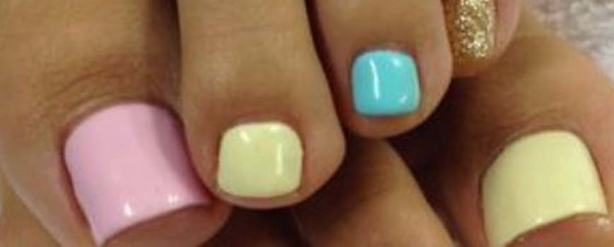 Pedicura en tonos pastel